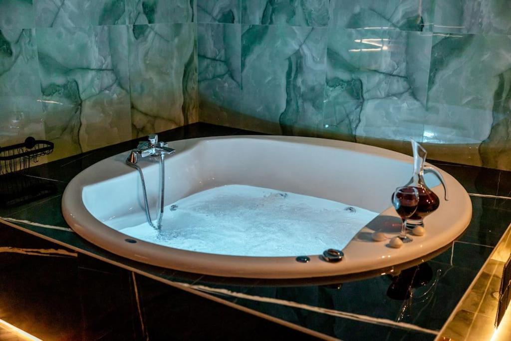 Smaragdi Luxury Jacuzzi Apartment Noho Premium Living Athènes Extérieur photo