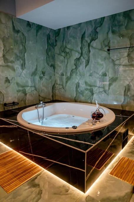 Smaragdi Luxury Jacuzzi Apartment Noho Premium Living Athènes Extérieur photo