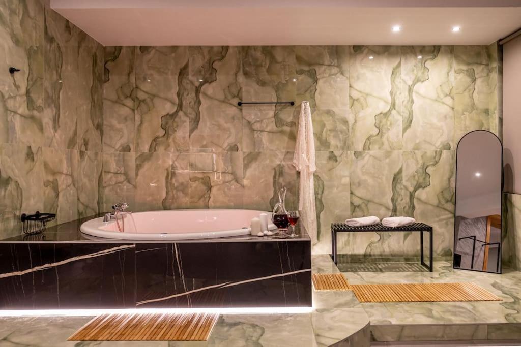 Smaragdi Luxury Jacuzzi Apartment Noho Premium Living Athènes Extérieur photo